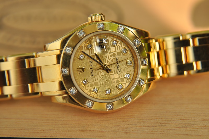 9 chiếc đồng hồ nữ vàng năng động thời trang